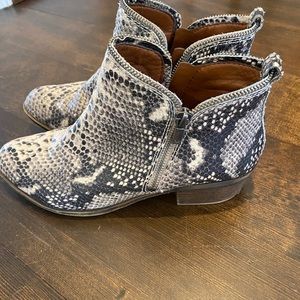 Lucky Brand size 8.5 booties
